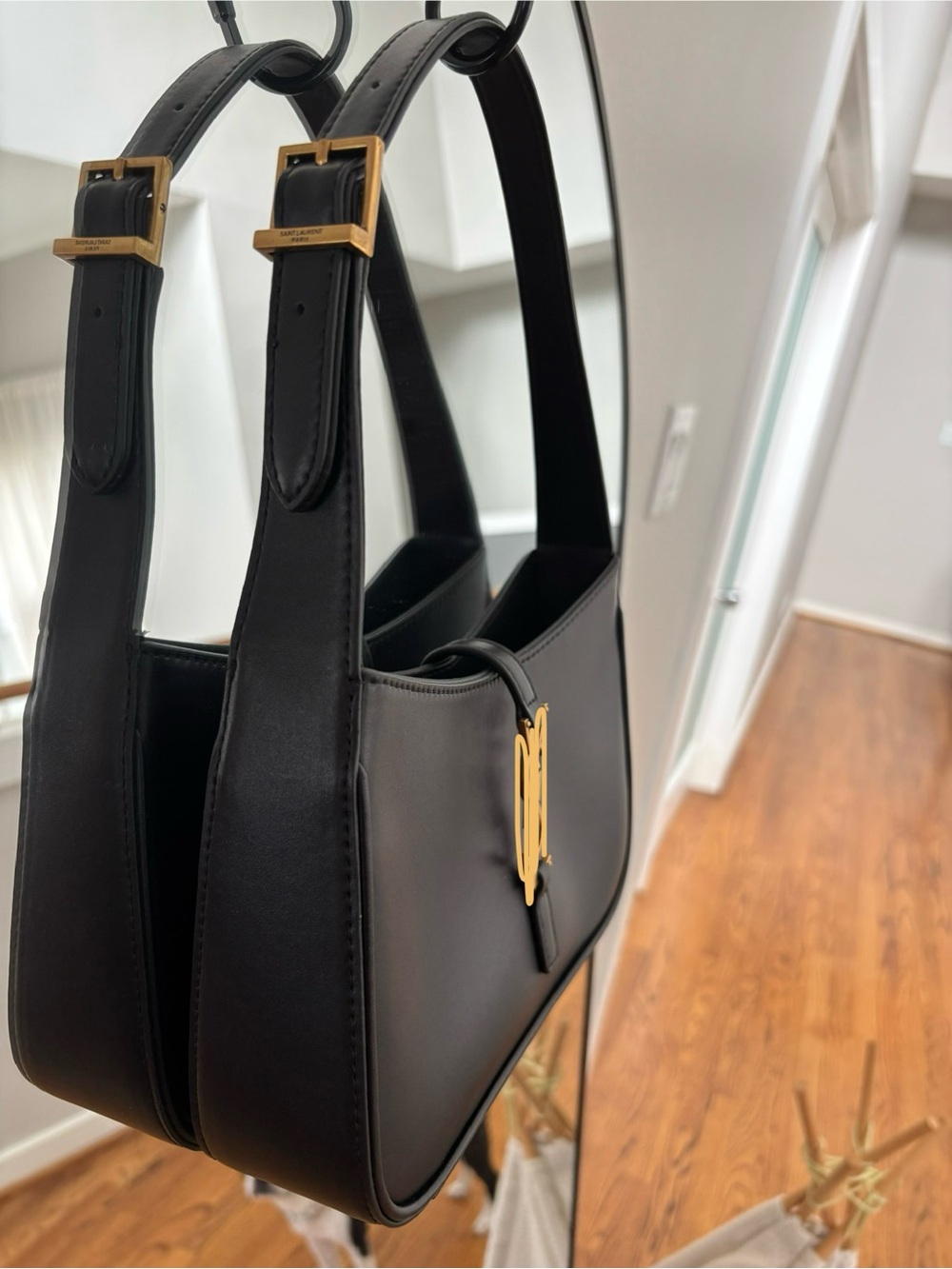 Classic Black Designer Shoulder Bag with Gold Accent - Picture 2 of 8